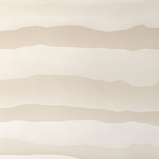 Gros plan du décor Strates sable sur papier intissé