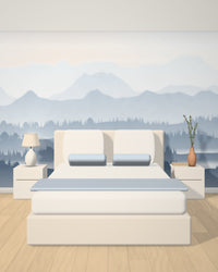 Visualisation : papier peint panoramique Aube bleue, montagnes et forêts en bleus poudrés, posé sur un mur entier