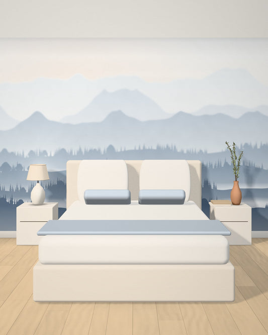 Visualisation : papier peint panoramique Aube bleue, montagnes et forêts en bleus poudrés, posé sur un mur entier